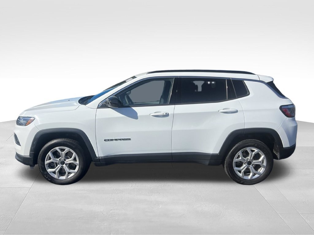 Used 2025 Jeep Compass Latitude w/ Sun & Sound Group AWD/4WD image 3