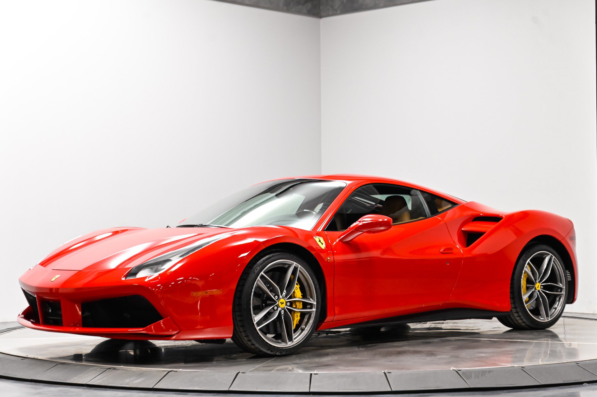 Used 2018 Ferrari 488 GTB RWD image 2