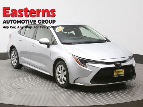 Used 2022 Toyota Corolla LE FWD image 3