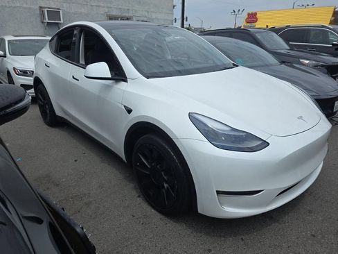 Used 2024 Tesla Model Y Long Range AWD/4WD image 2