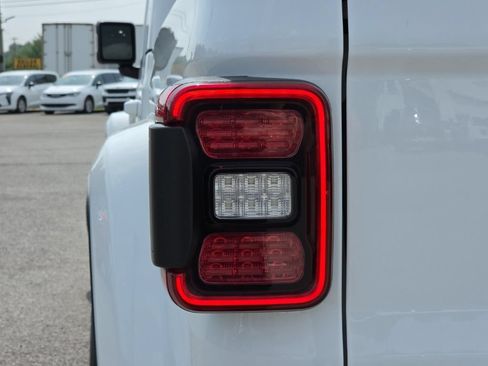 Used 2023 Jeep Gladiator Overland AWD/4WD image 13
