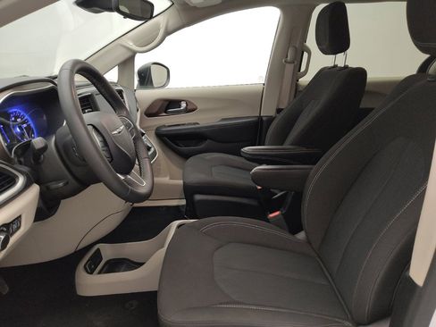 Used 2023 Chrysler Voyager LX FWD image 17
