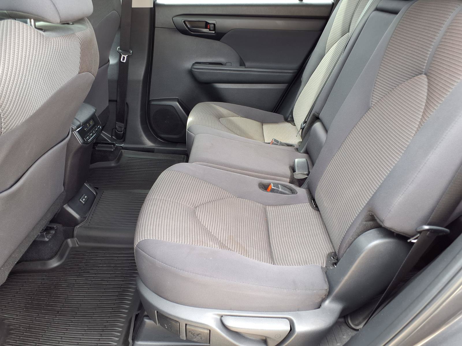 Used 2025 Toyota Highlander LE FWD image 10