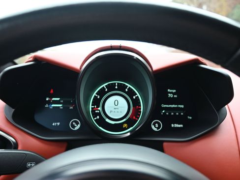 Used 2021 Aston Martin V8 Vantage Coupe image 32