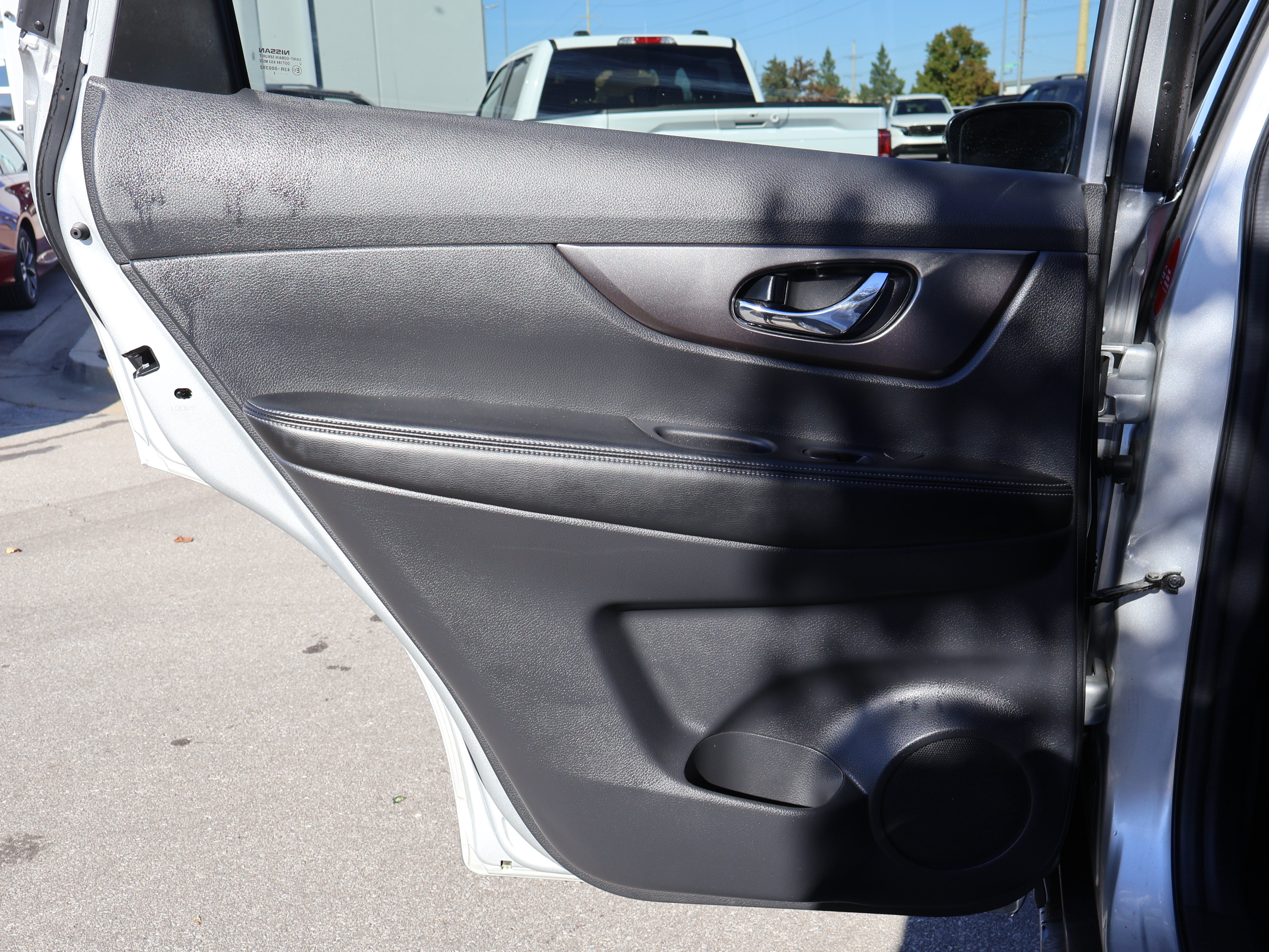 Used 2015 Nissan Rogue SV AWD/4WD image 13