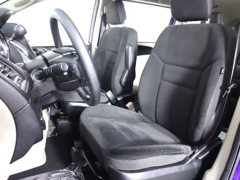 Used 2019 Dodge Grand Caravan SE w/ UConnect Hands-Free Group image 25