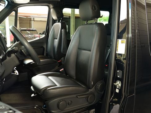 Used 2020 Mercedes-Benz Sprinter 2500 image 3