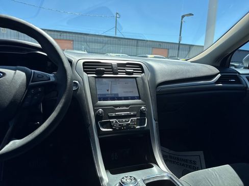 Used 2020 Ford Fusion SE FWD image 17