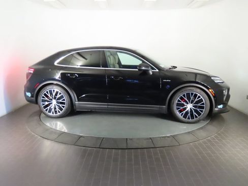 Certified 2025 Porsche Macan 4S Electric AWD/4WD image 8