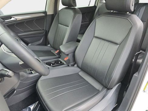 Used 2024 Volkswagen Tiguan SE w/ Panoramic Sunroof Package FWD image 19