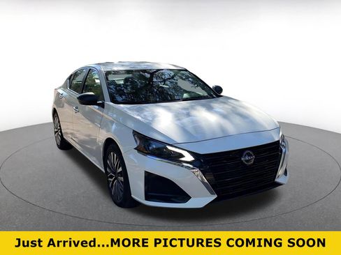 Used 2025 Nissan Altima 2.5 SV image 1