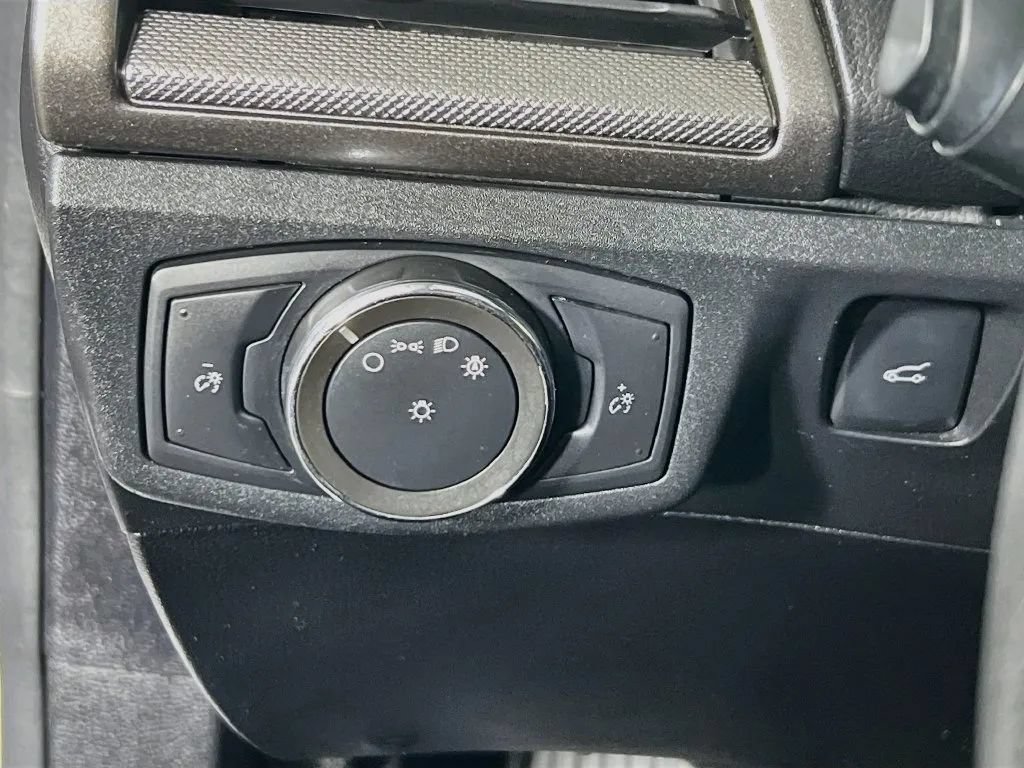 Used 2019 Ford Fusion SE FWD image 11