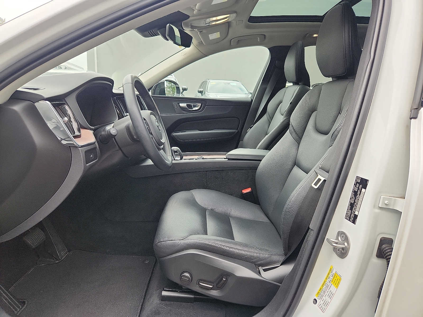 Used 2024 Volvo XC60 B5 Plus AWD/4WD image 13