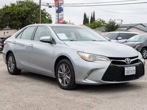 Used 2016 Toyota Camry SE image 1