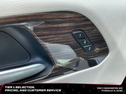 Used 2024 Chrysler Pacifica Limited FWD image 17