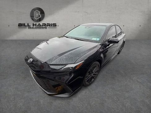 Used 2025 Toyota Camry SE w/ Convenience Package FWD image 3