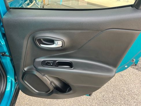 Used 2022 Jeep Renegade Latitude AWD/4WD image 16