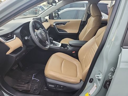 Used 2020 Toyota RAV4 XLE Premium image 5