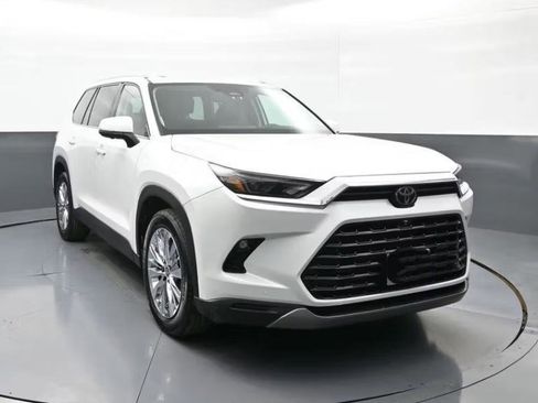 Used 2024 Toyota Grand Highlander AWD image 2