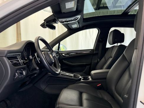 Certified 2023 Porsche Macan AWD/4WD image 5