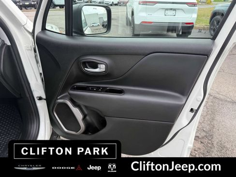 Certified 2023 Jeep Renegade Latitude w/ Premium Group AWD/4WD image 18