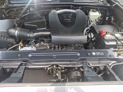 Used 2018 Toyota Tacoma TRD Off-Road AWD/4WD image 27