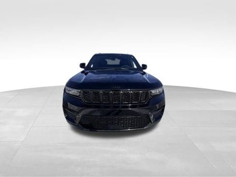 Used 2025 Jeep Grand Cherokee Altitude image 3