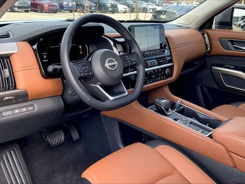 Used 2025 Nissan Pathfinder Platinum image 17