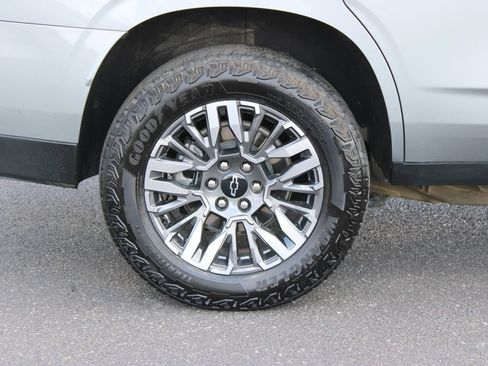 Used 2025 Chevrolet Tahoe Z71 w/ Comfort Package AWD/4WD image 13