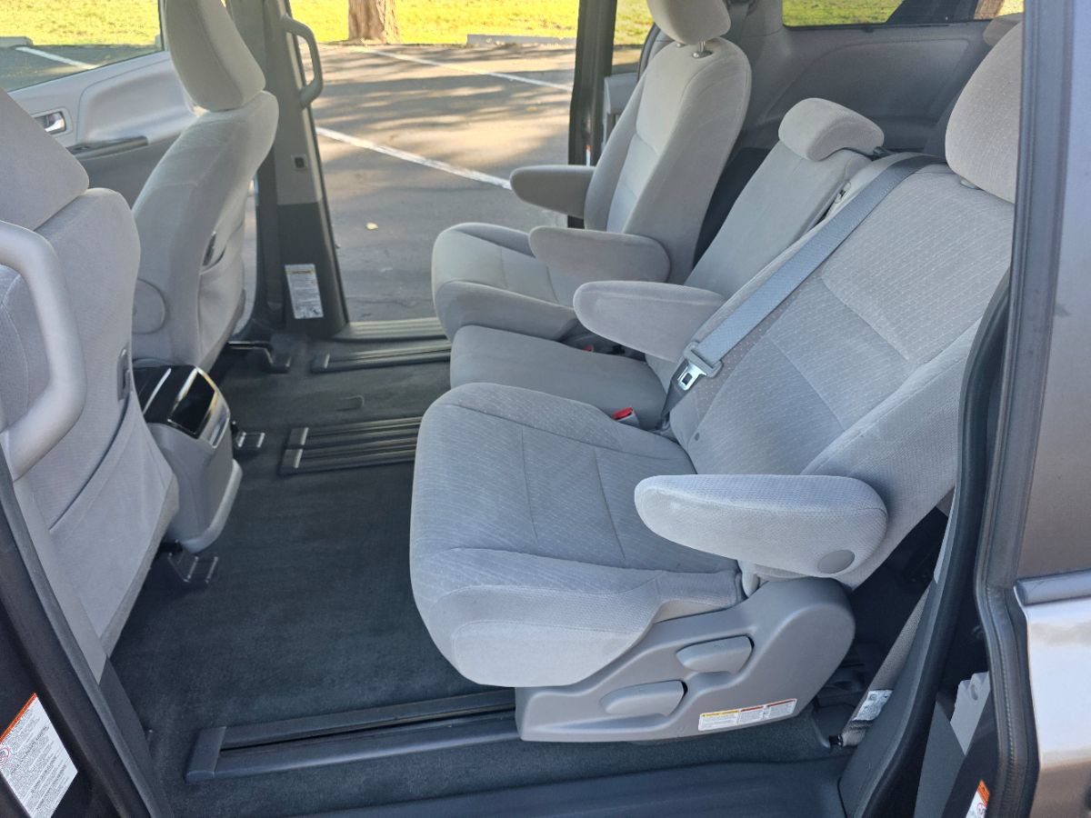 Used 2017 Toyota Sienna LE FWD image 19