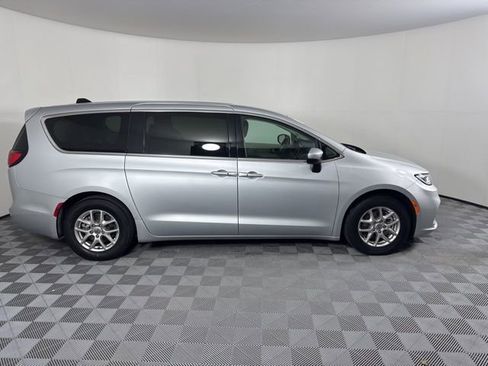 Used 2023 Chrysler Pacifica Touring-L image 2