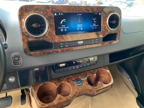 Used 2020 Mercedes-Benz Sprinter 2500 image 21