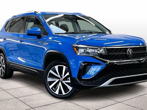 Used 2023 Volkswagen Taos SE w/ Panoramic Sunroof Package image 2