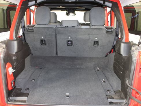 Used 2025 Jeep Wrangler Unlimited Sahara AWD/4WD image 17