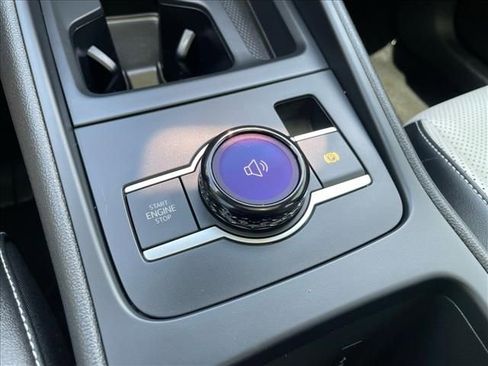 Used 2025 Volkswagen Tiguan SE w/ Panoramic Sunroof Package image 12