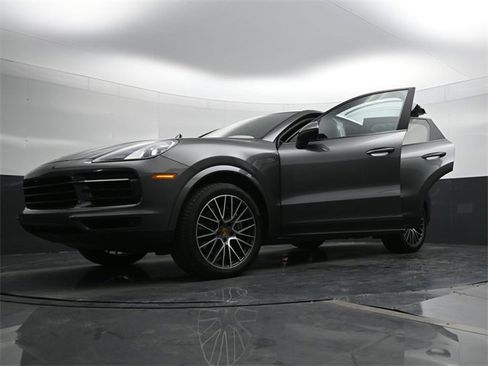 Used 2021 Porsche Cayenne Coupe w/ Premium Package image 29