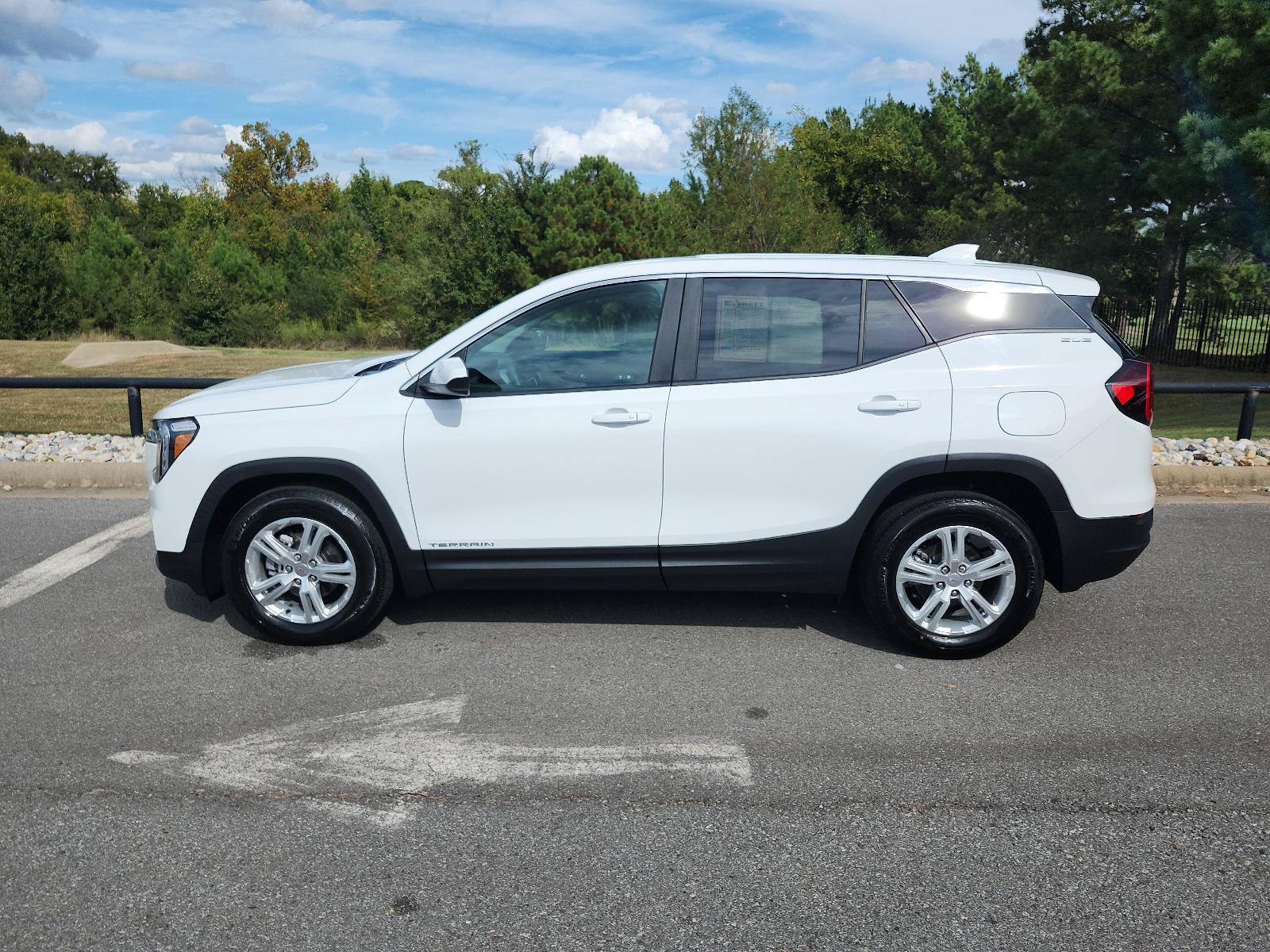 Used 2024 GMC Terrain SLE FWD image 2