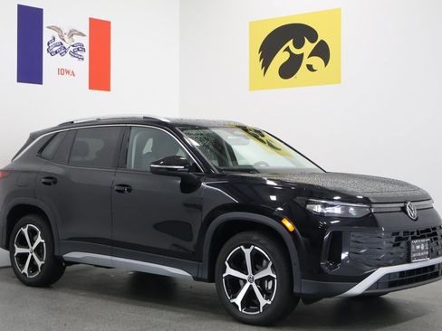 New 2025 Volkswagen Tiguan SE image 1