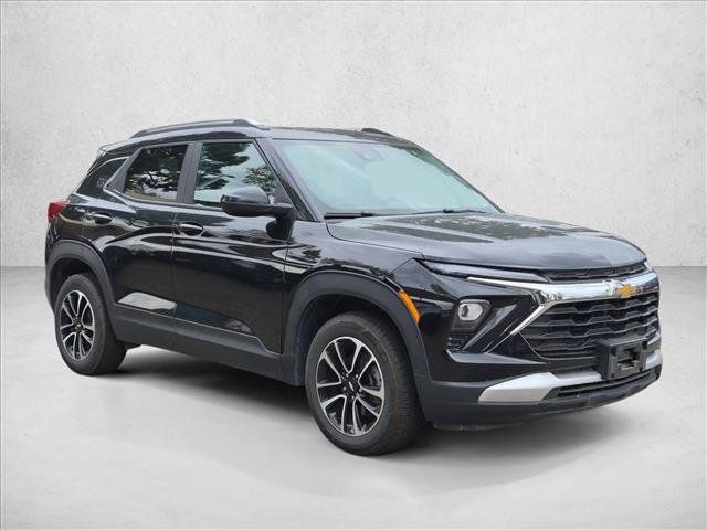 Used 2025 Chevrolet TrailBlazer LT AWD/4WD image 3