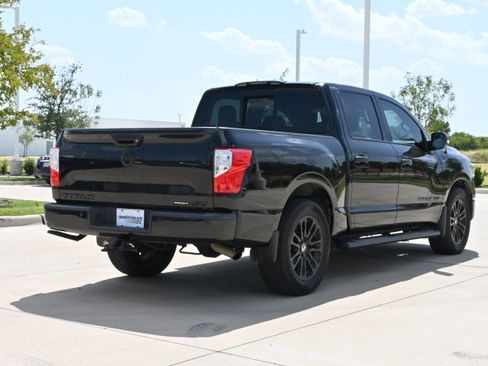 Used 2019 Nissan Titan SV w/ SV Convenience Package RWD image 9