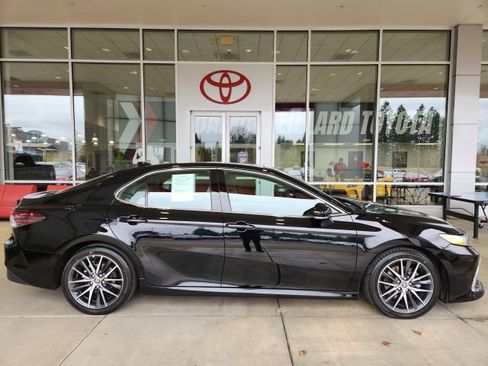 Used 2024 Toyota Camry XLE w/ Navigation Package image 3