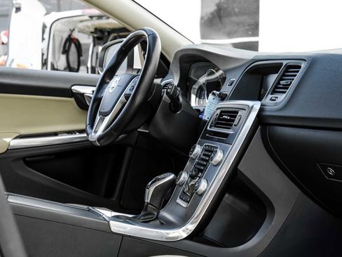 Used 2017 Volvo V60 T5 Premier w/ Convenience Package image 25