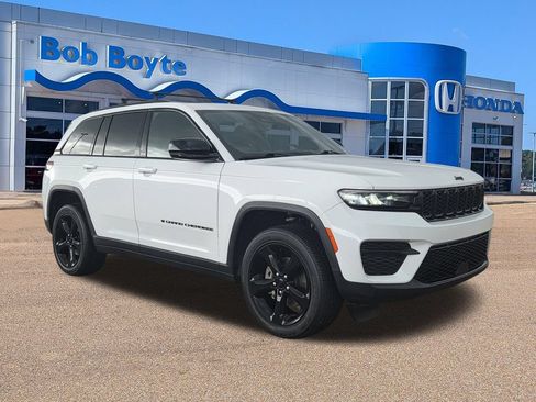 Used 2024 Jeep Grand Cherokee Altitude RWD image 3