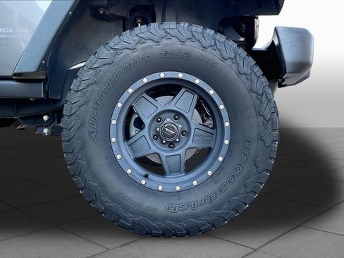 Used 2016 Jeep Wrangler Unlimited Rubicon w/ Connectivity Group AWD/4WD image 11
