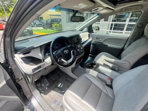 Used 2015 Toyota Sienna XLE w/ XLE Navigation Package FWD image 12