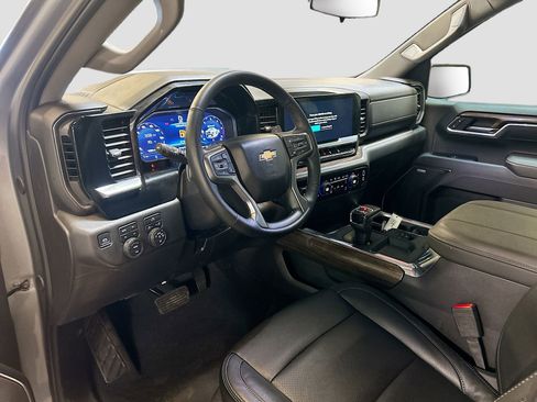 Used 2025 Chevrolet Silverado 1500 LT Trail Boss w/ Convenience Package II AWD/4WD image 9