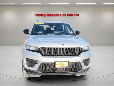 Used 2023 Jeep Grand Cherokee Altitude image 2