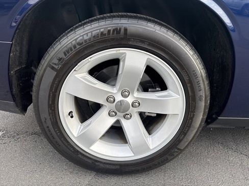 Used 2014 Dodge Challenger SXT image 9