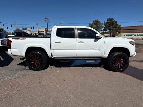 Used 2017 Toyota Tacoma TRD Sport image 7