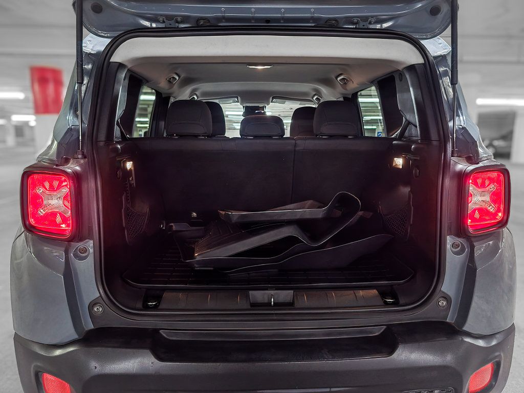 Used 2017 Jeep Renegade Latitude FWD image 9